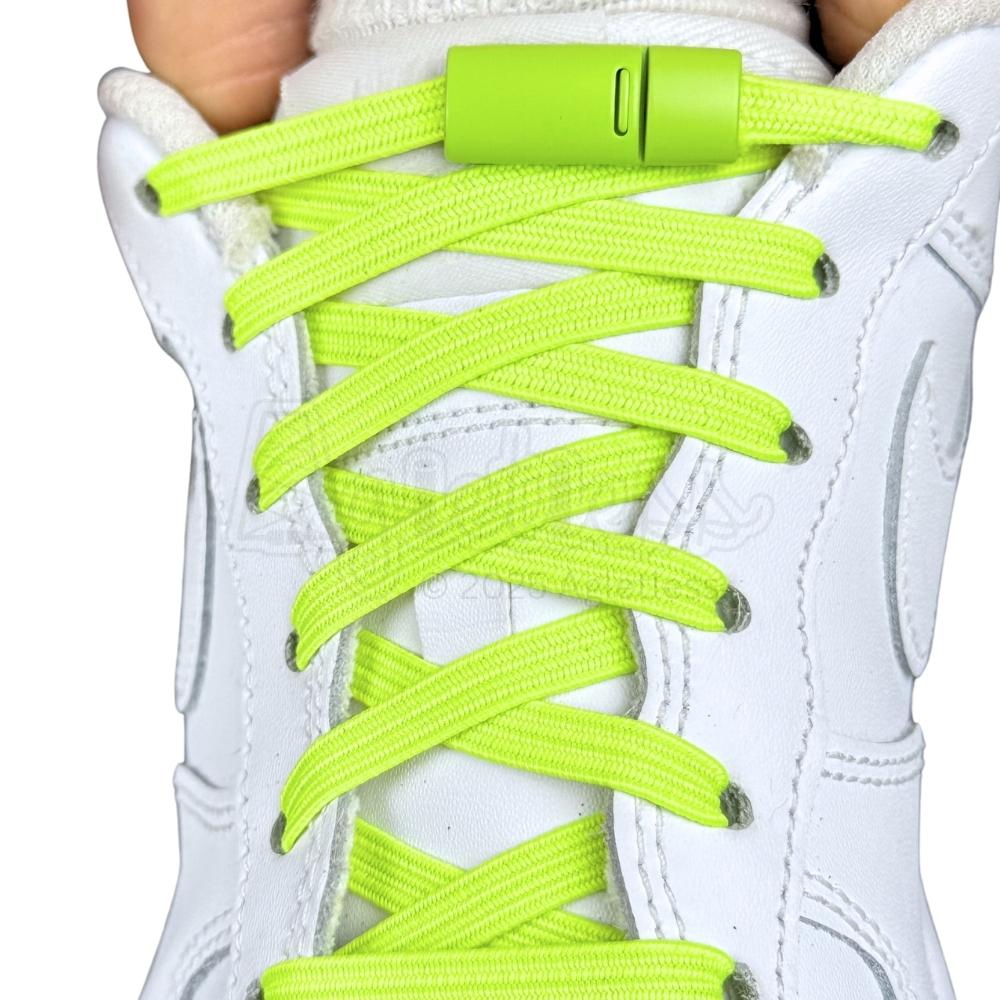 Elastische veters zonder strikken plat 7mm magnetische sluiting fluorescerend groen met stretch uitgerekt