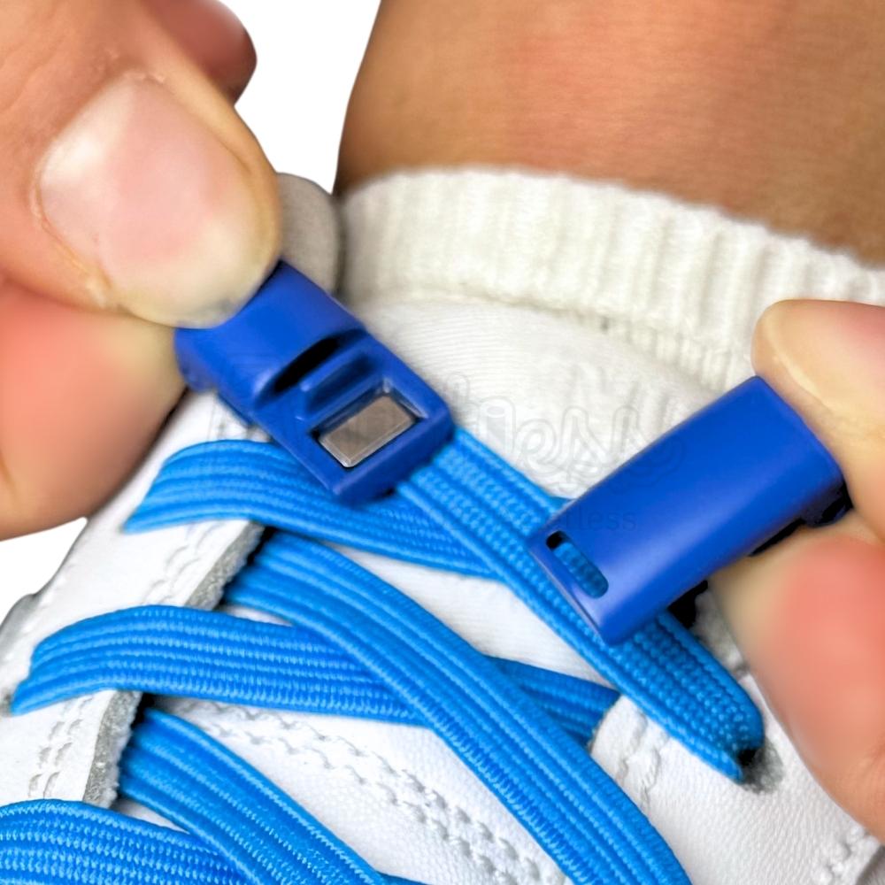 Elastische veters zonder strikken plat 7mm magnetische sluiting hemelsblauw detailfoto van hoe de sluiting werkt