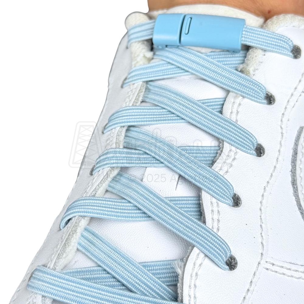 Elastische veters zonder strikken plat 7mm magnetische sluiting lichtblauw geregen in witte Nike Air Force 1
