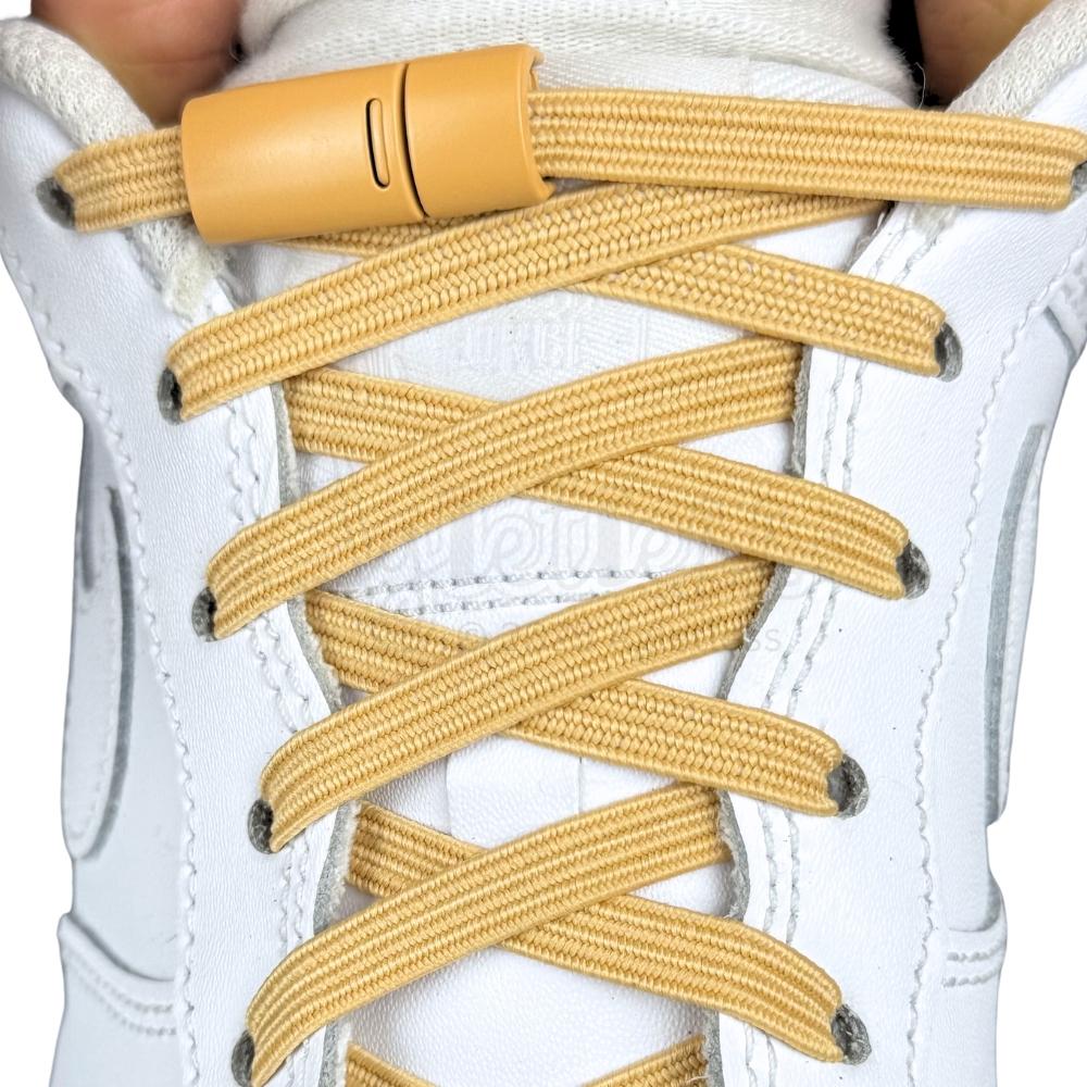 Elastische veters zonder strikken plat 7mm magnetische sluiting lichtbruin met stretch uitgerekt