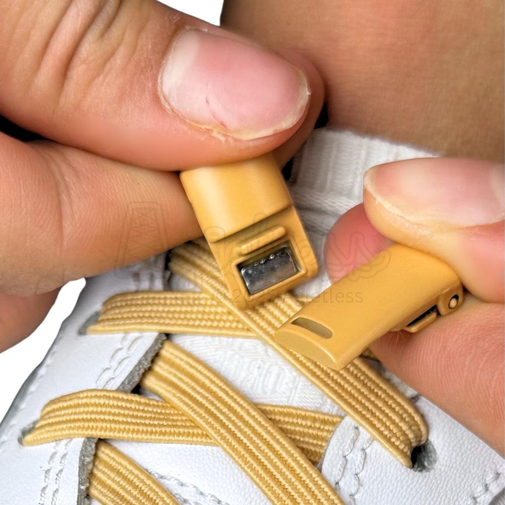 Elastische veters zonder strikken plat 7mm magnetische sluiting lichtbruin detailfoto van hoe de sluiting werkt