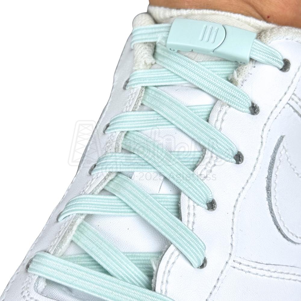 Elastische veters zonder strikken plat 7mm magnetische sluiting lichtgroen geregen in witte Nike Air Force 1