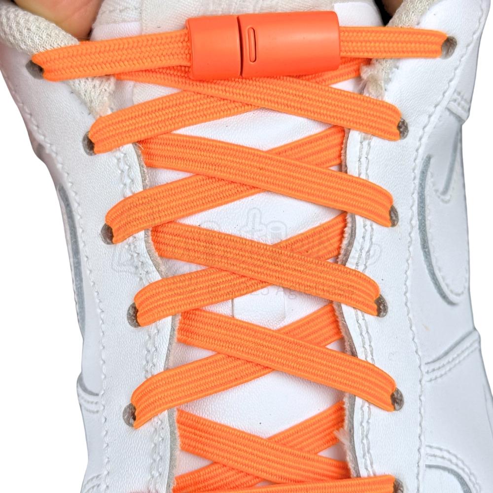 Elastische veters zonder strikken plat 7mm magnetische sluiting oranje met stretch uitgerekt