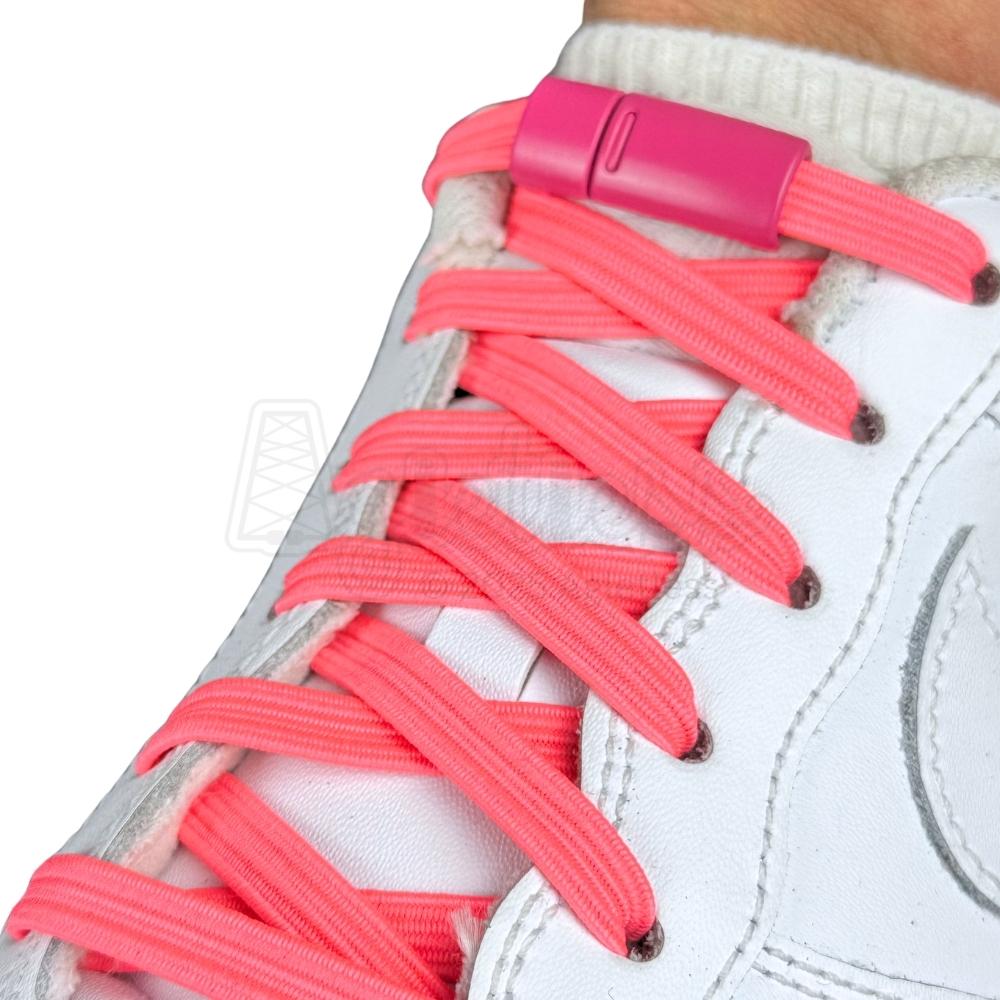 Elastische veters zonder strikken plat 7mm magnetische sluiting oranjerood geregen in witte Nike Air Force 1