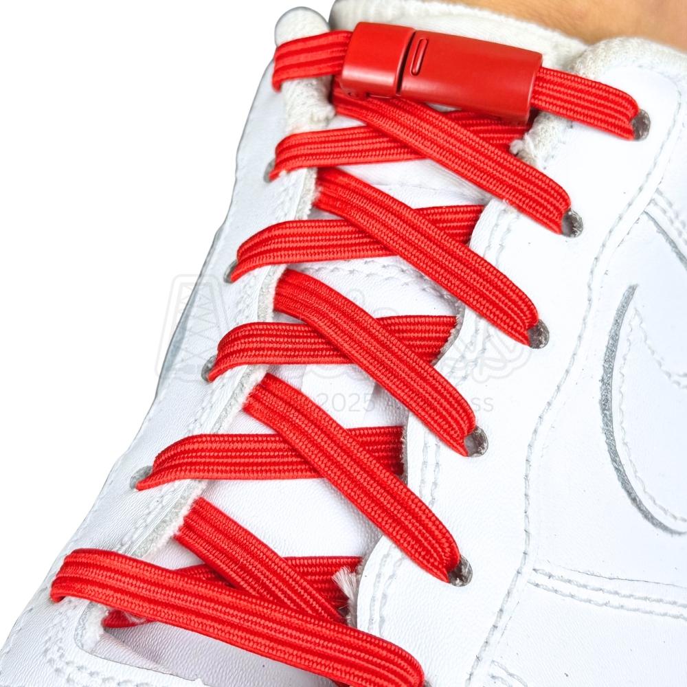 Elastische veters zonder strikken plat 7mm magnetische sluiting rood geregen in witte Nike Air Force 1