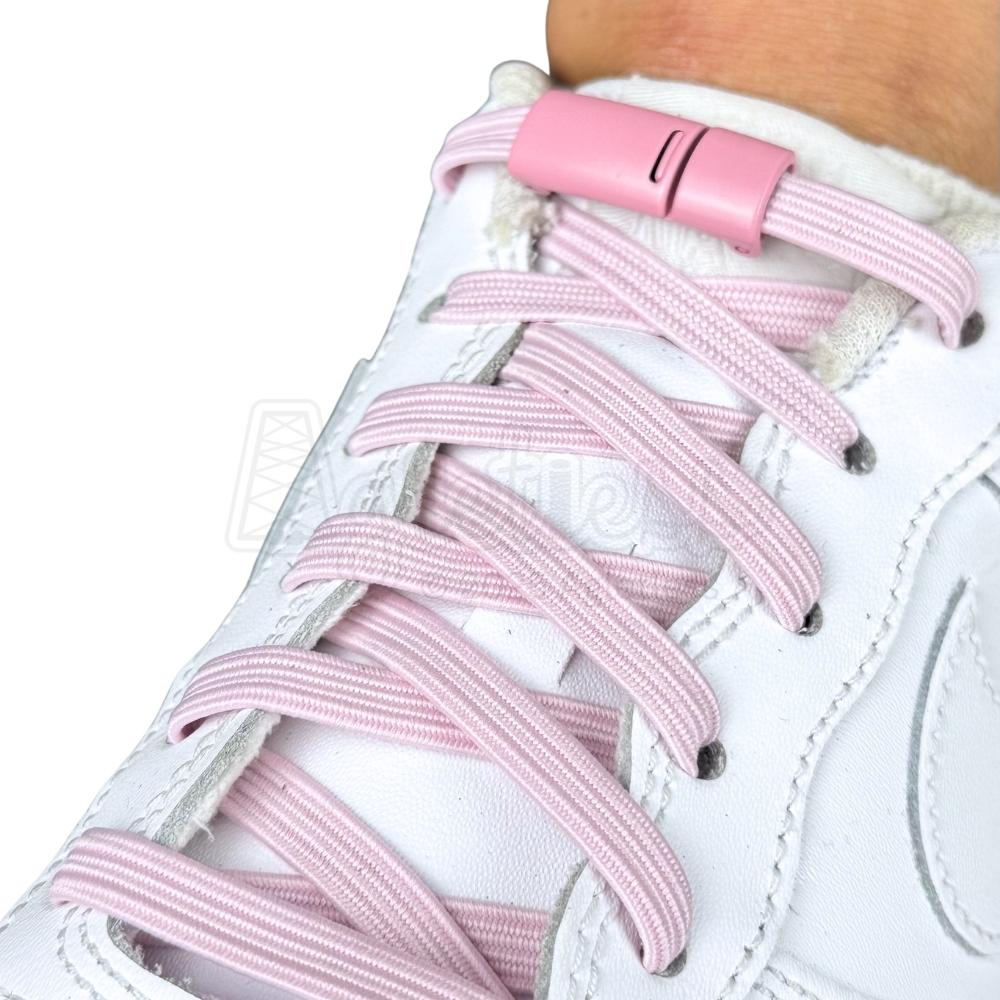 Elastische veters zonder strikken plat 7mm magnetische sluiting roze geregen in witte Nike Air Force 1