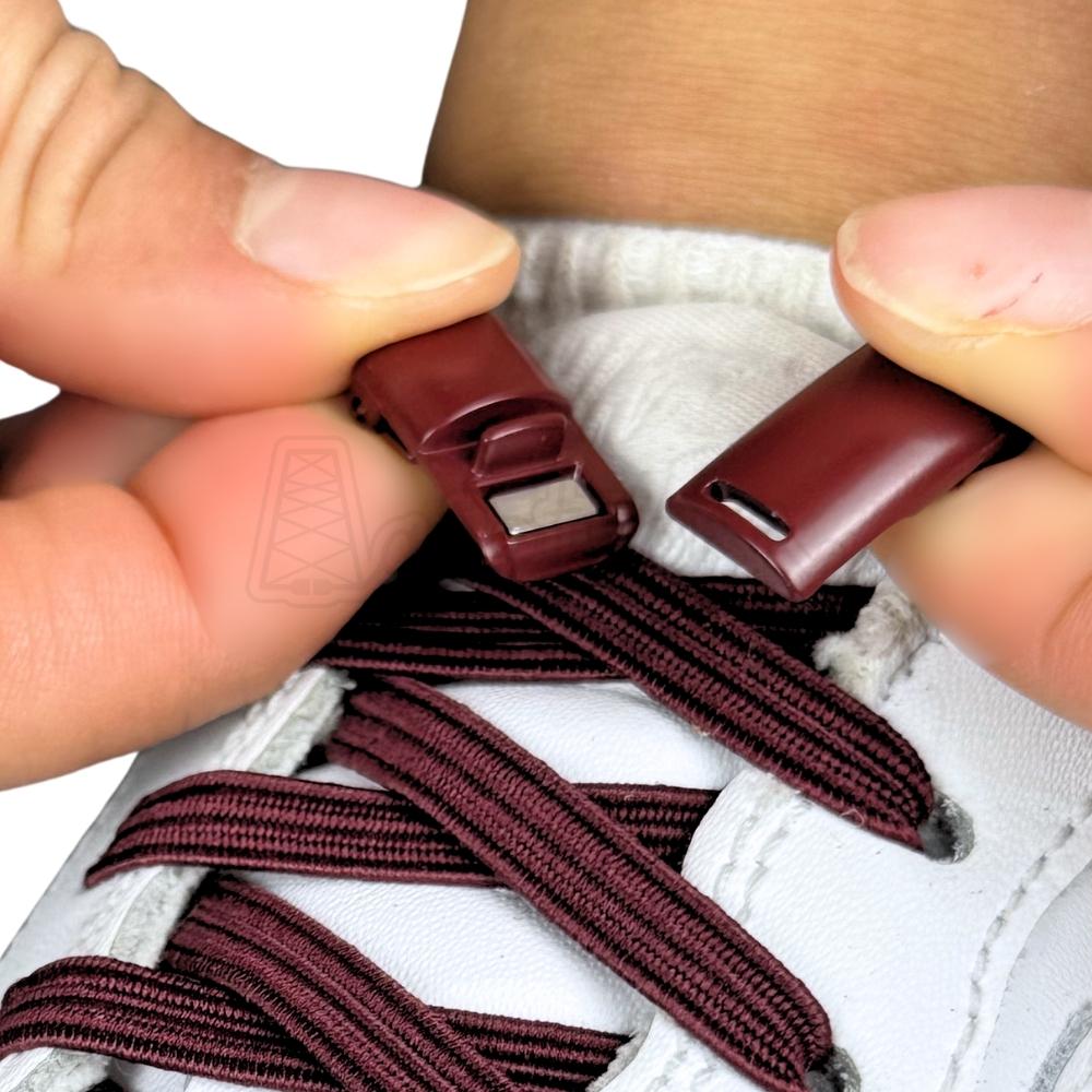 Elastische veters zonder strikken plat 7mm magnetische sluiting wijnrood detailfoto van hoe de sluiting werkt