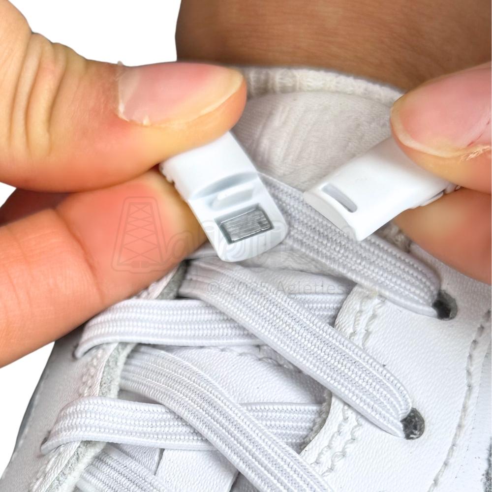 Elastische veters zonder strikken plat 7mm magnetische sluiting wit detailfoto van hoe de sluiting werkt