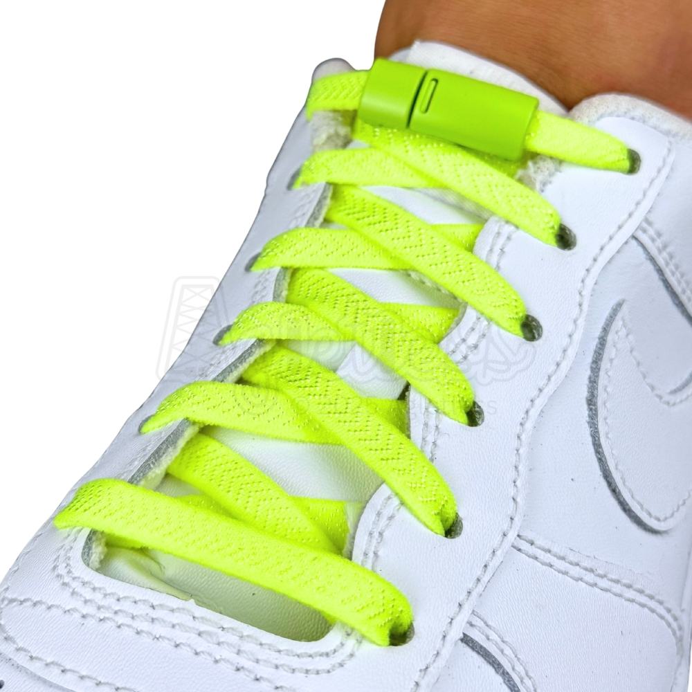 Elastische veters zonder strikken plat 8mm magnetische sluiting fluorescerend groen geregen in witte Nike Air Force 1