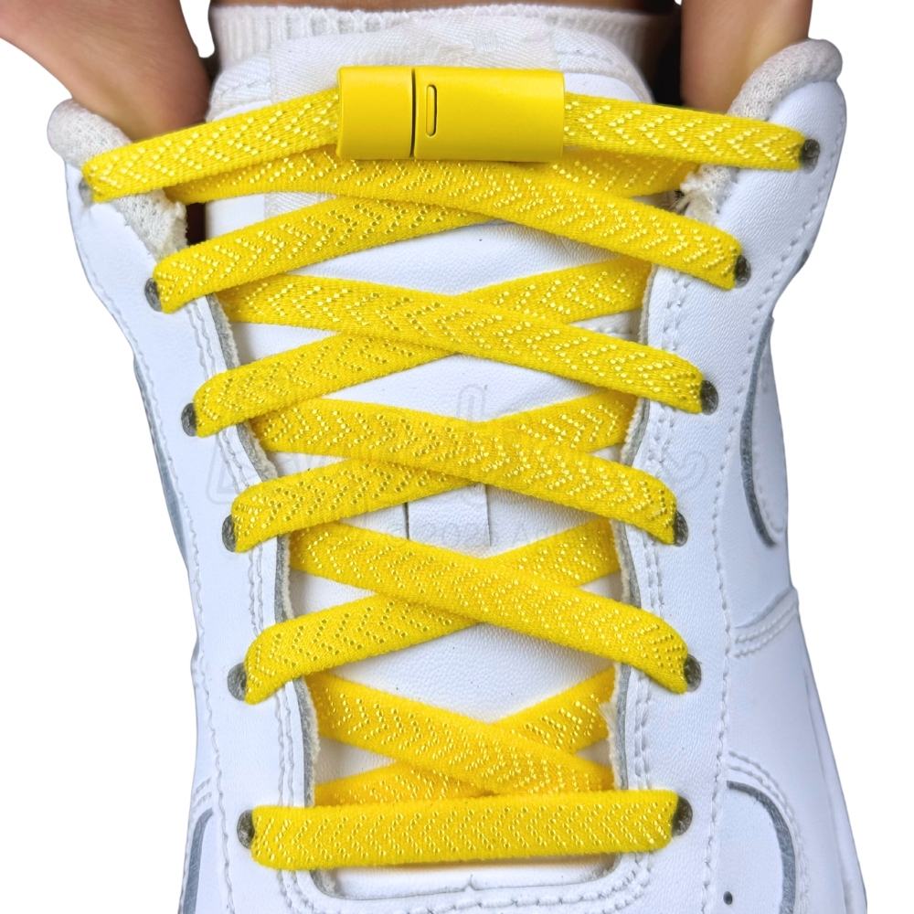 Elastische veters zonder strikken plat 8mm magnetische sluiting geel met stretch uitgerekt