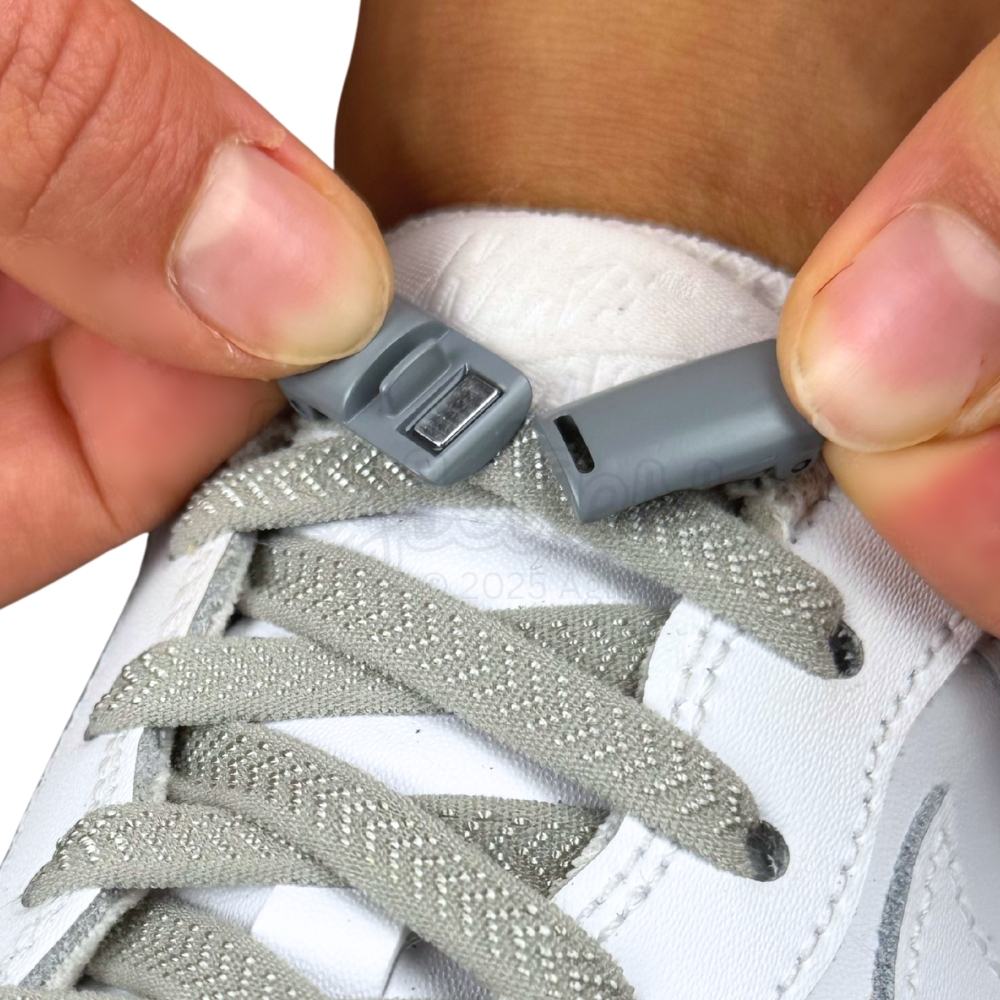 Elastische veters zonder strikken plat 8mm magnetische sluiting grijs detailfoto van hoe de sluiting werkt