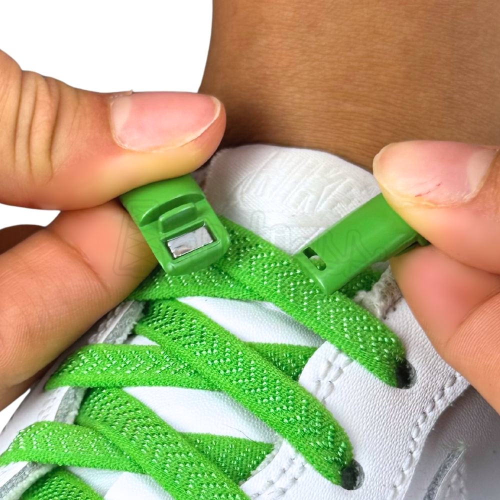 Elastische veters zonder strikken plat 8mm magnetische sluiting groen detailfoto van hoe de sluiting werkt