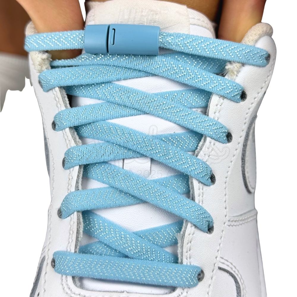 Elastische veters zonder strikken plat 8mm magnetische sluiting lichtblauw met stretch uitgerekt