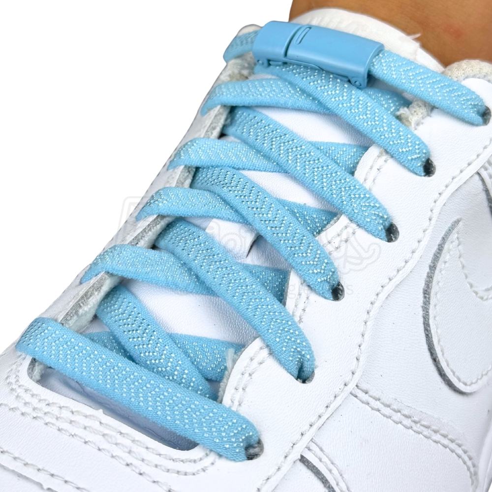 Elastische veters zonder strikken plat 8mm magnetische sluiting lichtblauw geregen in witte Nike Air Force 1