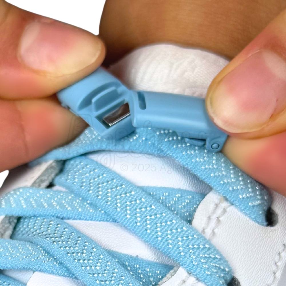 Elastische veters zonder strikken plat 8mm magnetische sluiting lichtblauw detailfoto van hoe de sluiting werkt