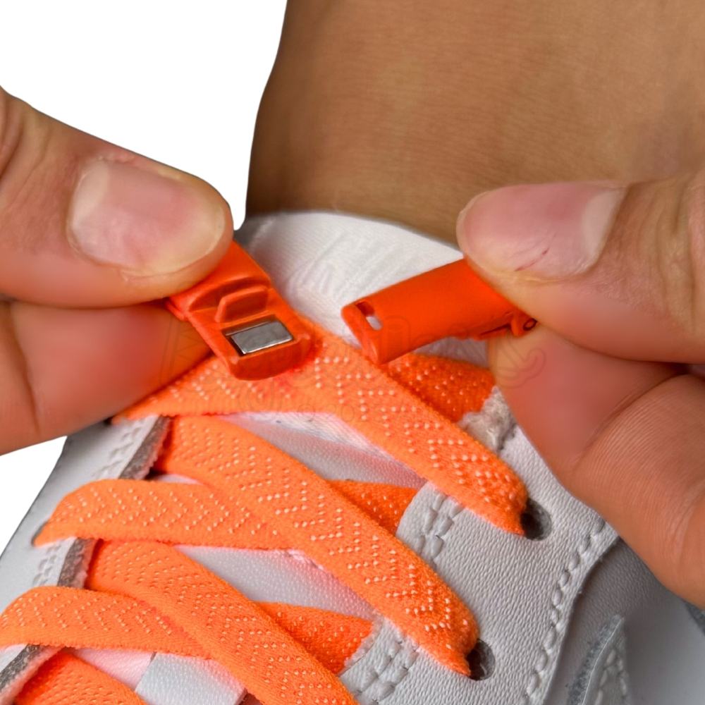 Elastische veters zonder strikken plat 8mm magnetische sluiting oranje detailfoto van hoe de sluiting werkt
