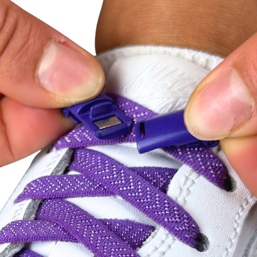 Elastische veters zonder strikken plat 8mm magnetische sluiting paars detailfoto van hoe de sluiting werkt