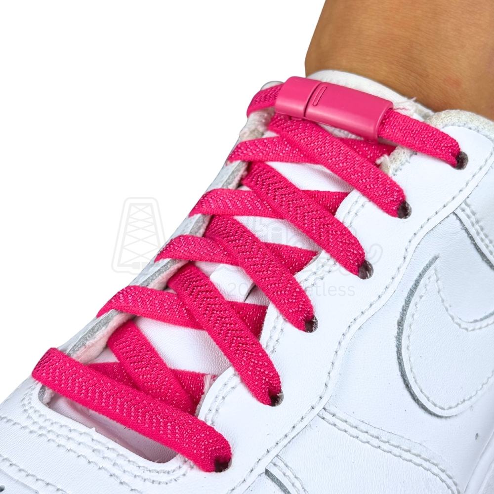 Elastische veters zonder strikken plat 8mm magnetische sluiting rozenrood geregen in witte Nike Air Force 1