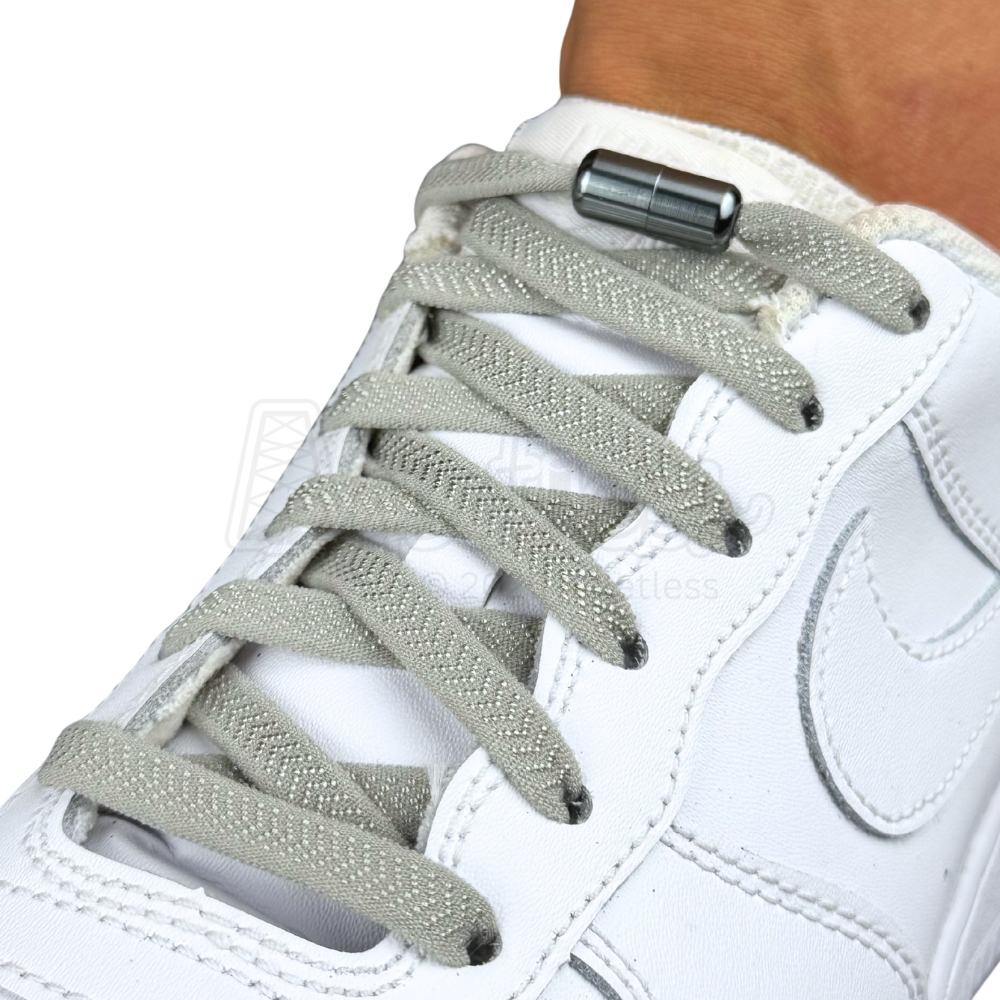 Elastische veters zonder strikken plat 8mm metalen draai capsule grijs geregen in witte Nike Air Force 1