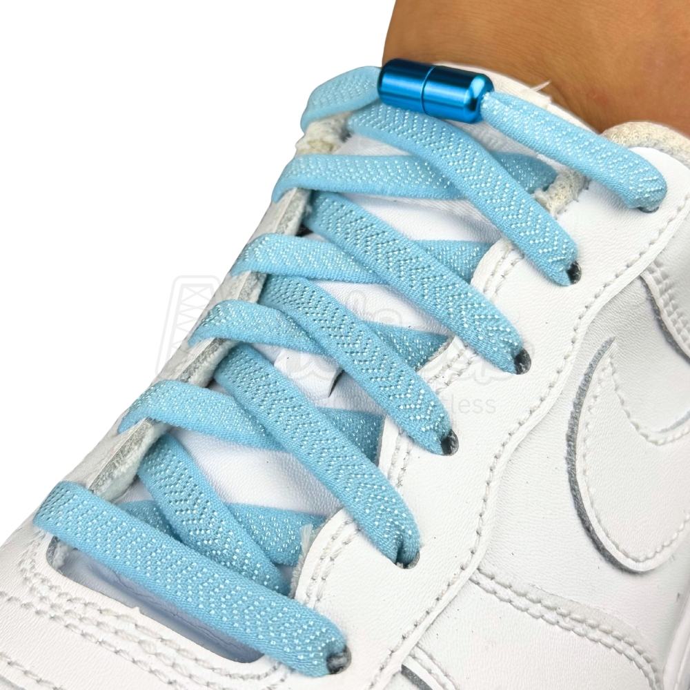 Elastische veters zonder strikken plat 8mm metalen draai capsule lichtblauw geregen in witte Nike Air Force 1
