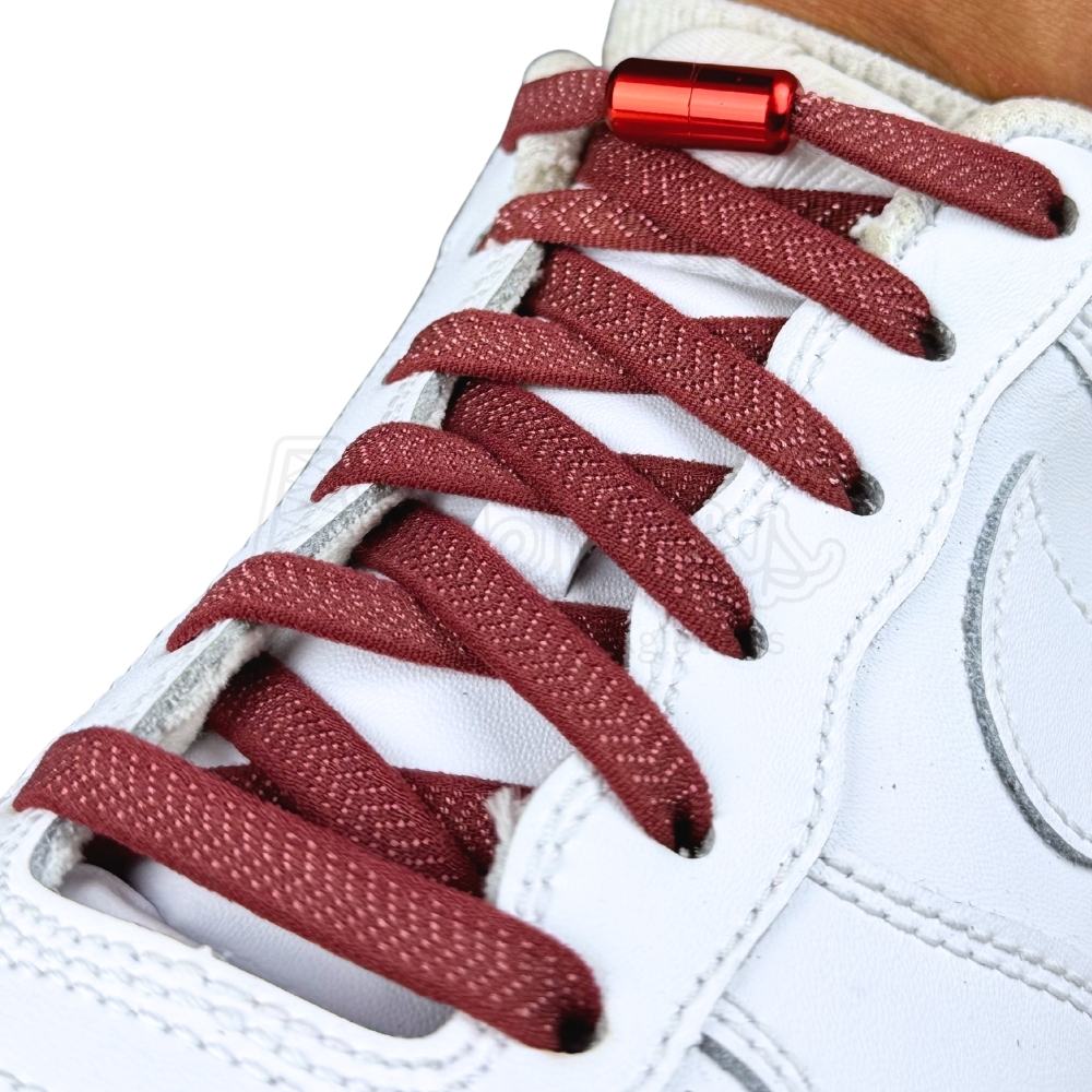 Elastische veters zonder strikken plat 8mm metalen draai capsule wijnrood geregen in witte Nike Air Force 1