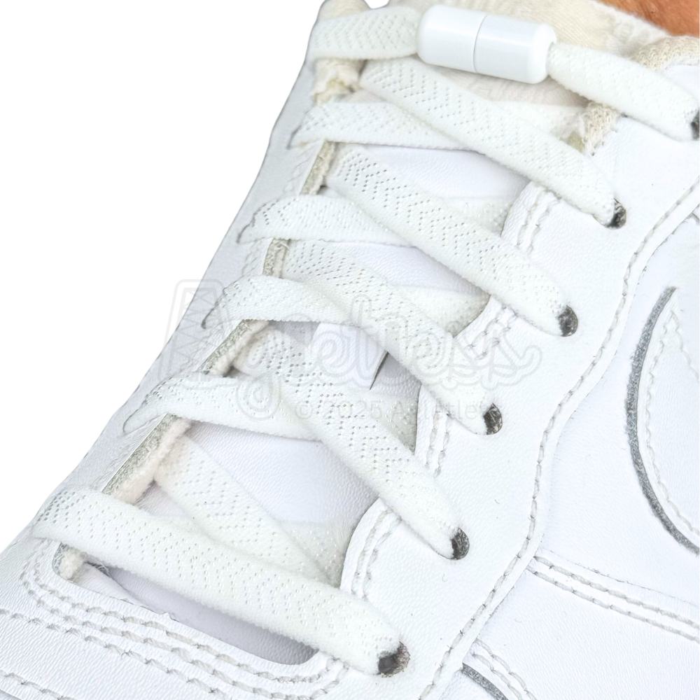 Elastische veters zonder strikken plat 8mm metalen draai capsule wit geregen in witte Nike Air Force 1