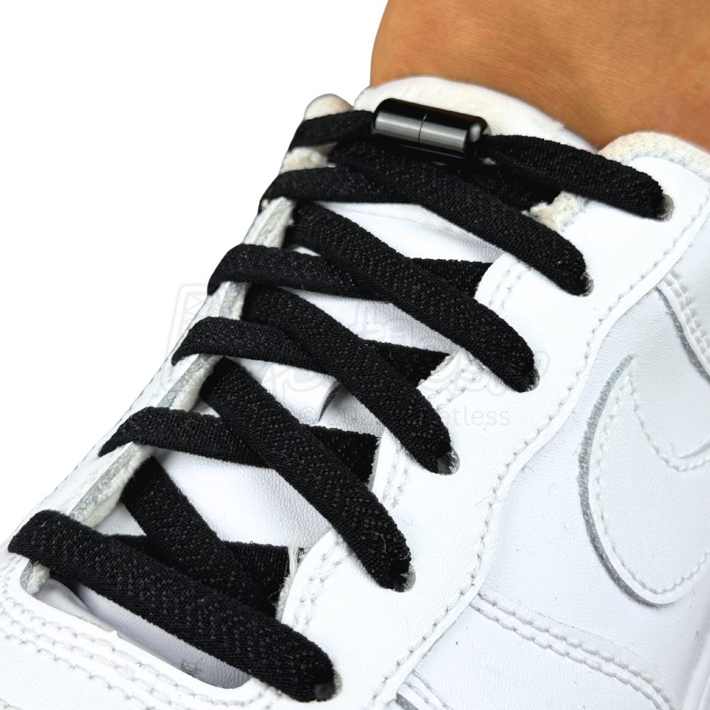 Elastische veters zonder strikken plat 8mm metalen draai capsule zwart geregen in witte Nike Air Force 1