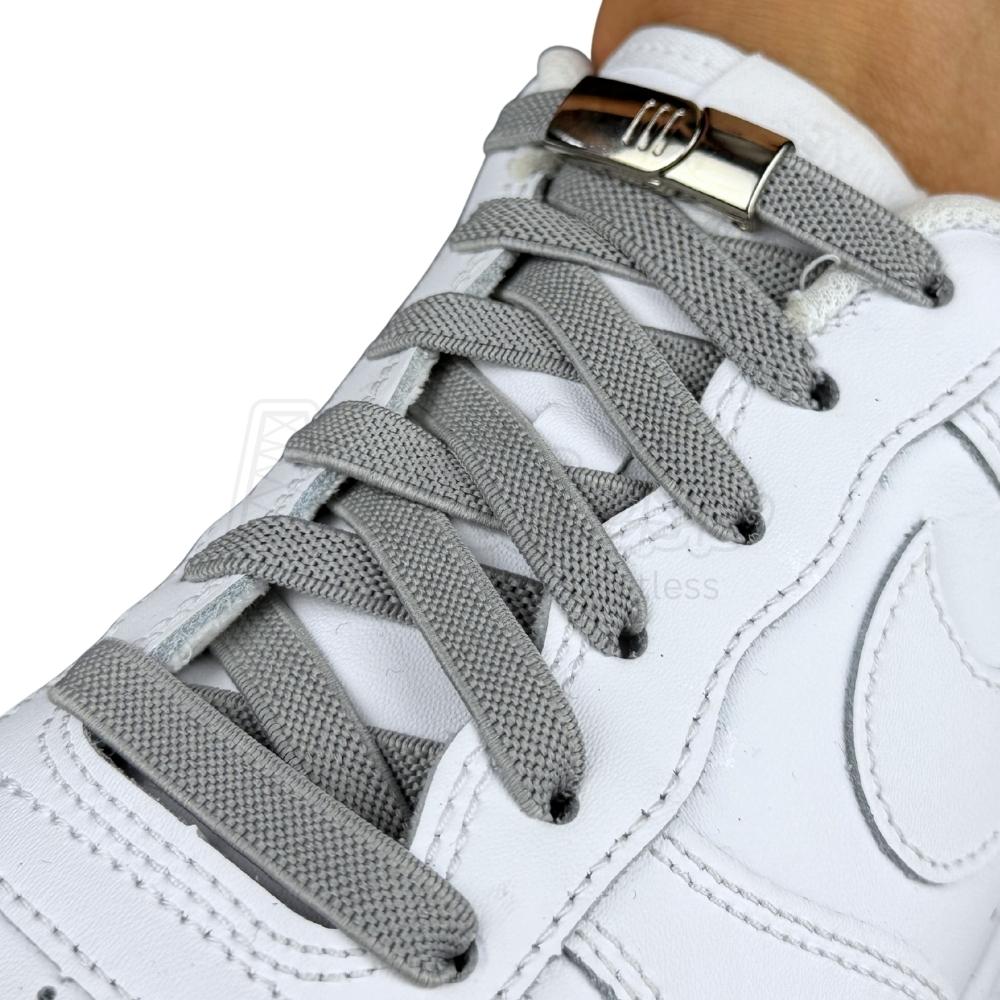 Elastische veters zonder strikken plat 9mm magnetische sluiting grijs geregen in witte Nike Air Force 1