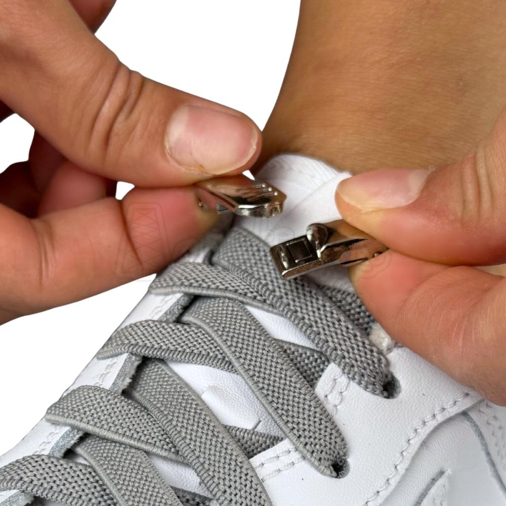 Elastische veters zonder strikken plat 9mm magnetische sluiting grijs detailfoto van hoe de sluiting werkt