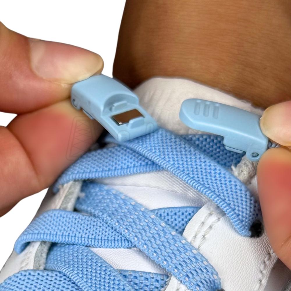 Elastische veters zonder strikken plat 9mm magnetische sluiting hemelsblauw detailfoto van hoe de sluiting werkt