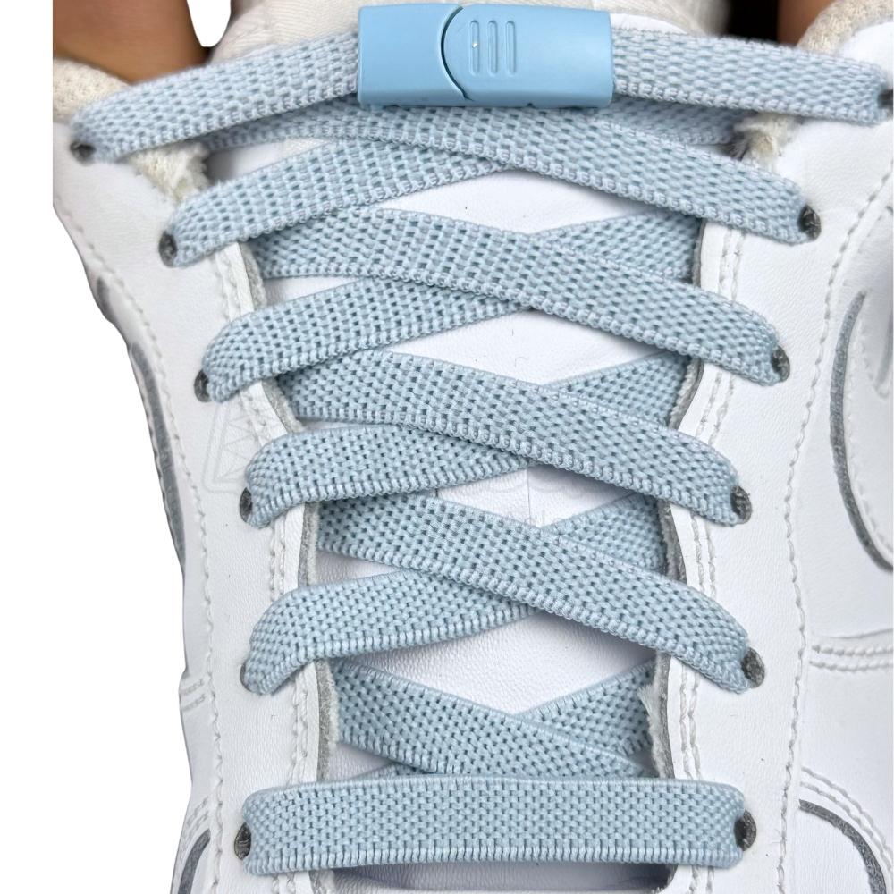 Elastische veters zonder strikken plat 9mm magnetische sluiting lichtblauw met stretch uitgerekt