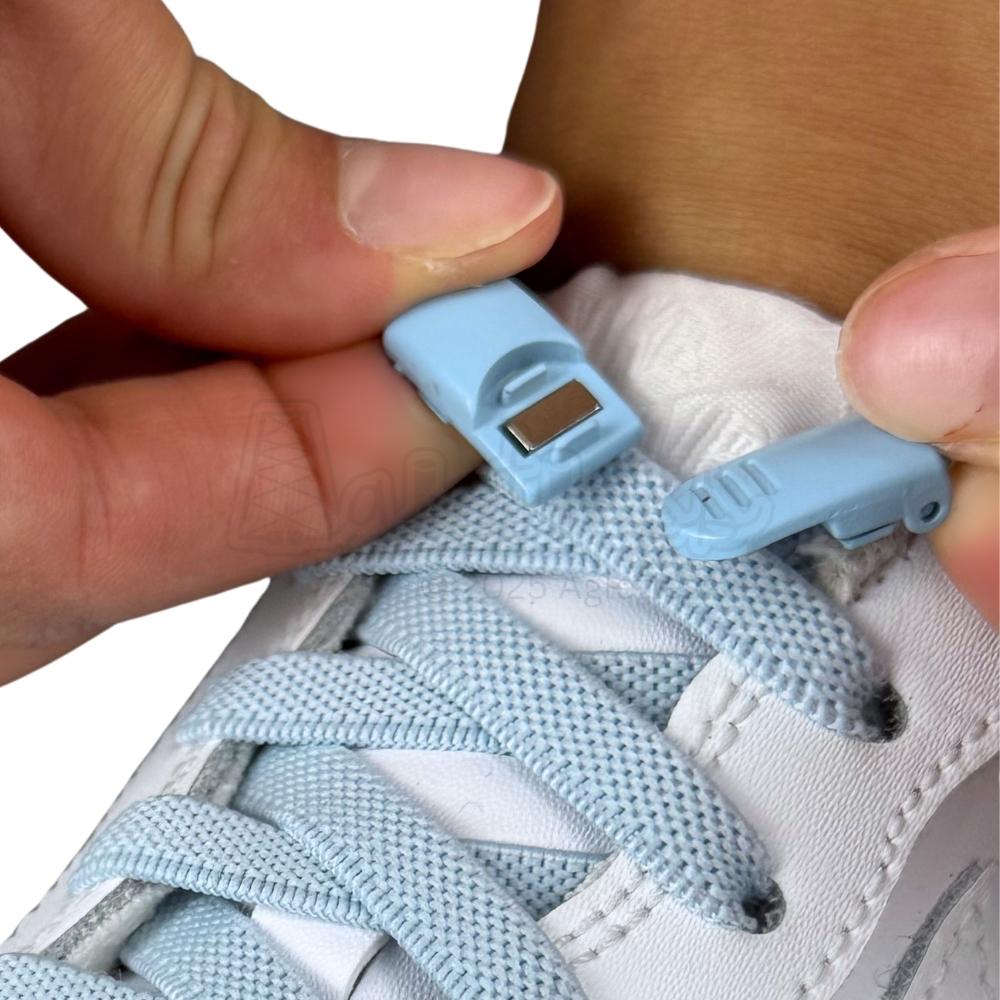 Elastische veters zonder strikken plat 9mm magnetische sluiting lichtblauw detailfoto van hoe de sluiting werkt