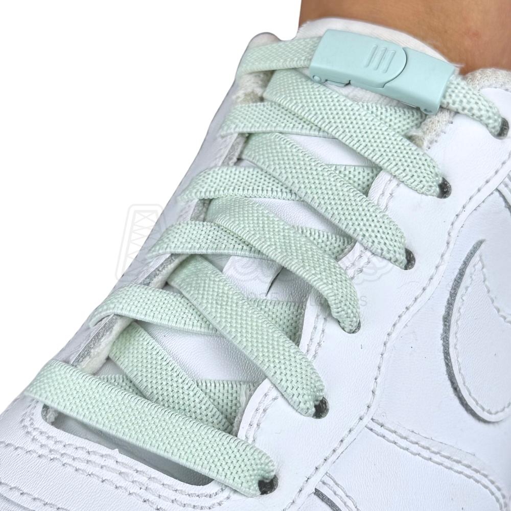 Elastische veters zonder strikken plat 9mm magnetische sluiting lichtgroen geregen in witte Nike Air Force 1
