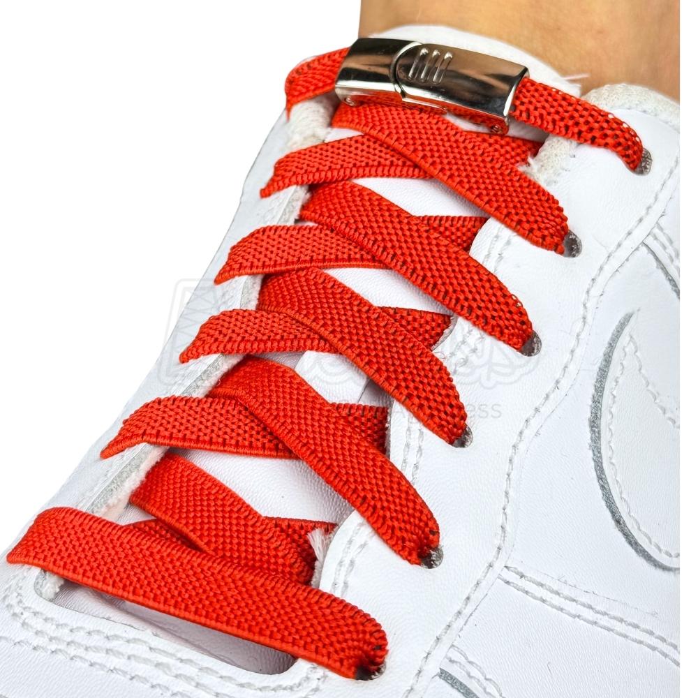 Elastische veters zonder strikken plat 9mm magnetische sluiting rood geregen in witte Nike Air Force 1