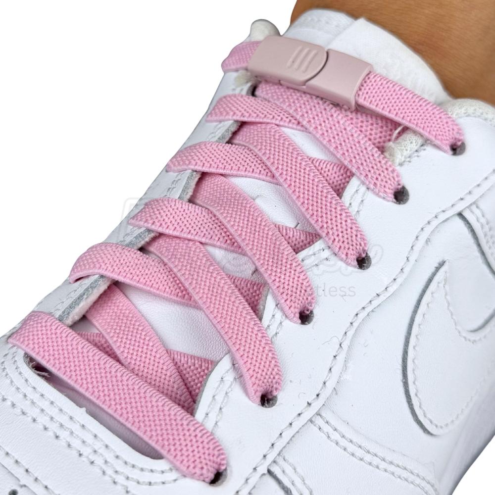 Elastische veters zonder strikken plat 9mm magnetische sluiting roze geregen in witte Nike Air Force 1