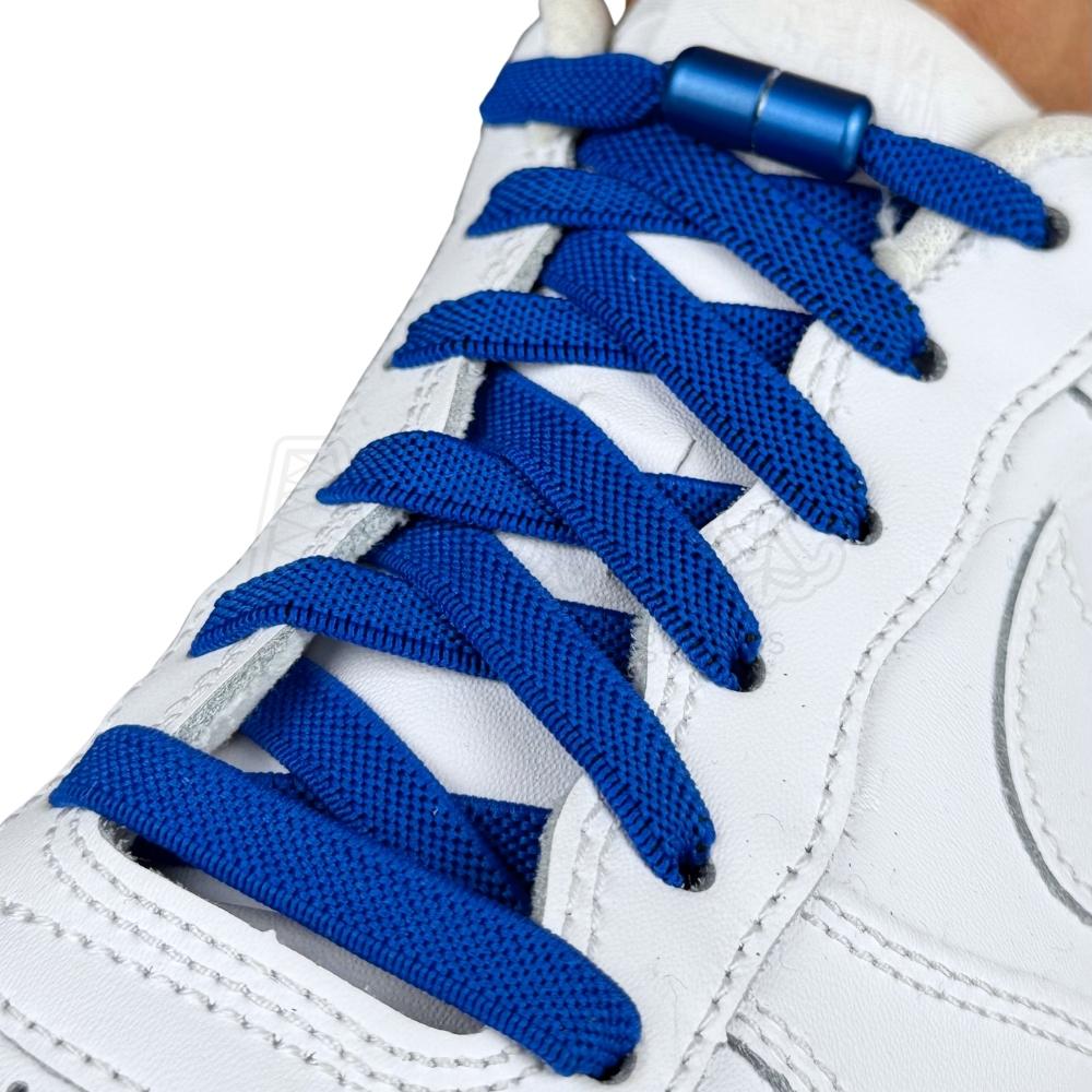 Elastische veters zonder strikken plat 9mm metalen draai capsule blauw geregen in witte Nike Air Force 1