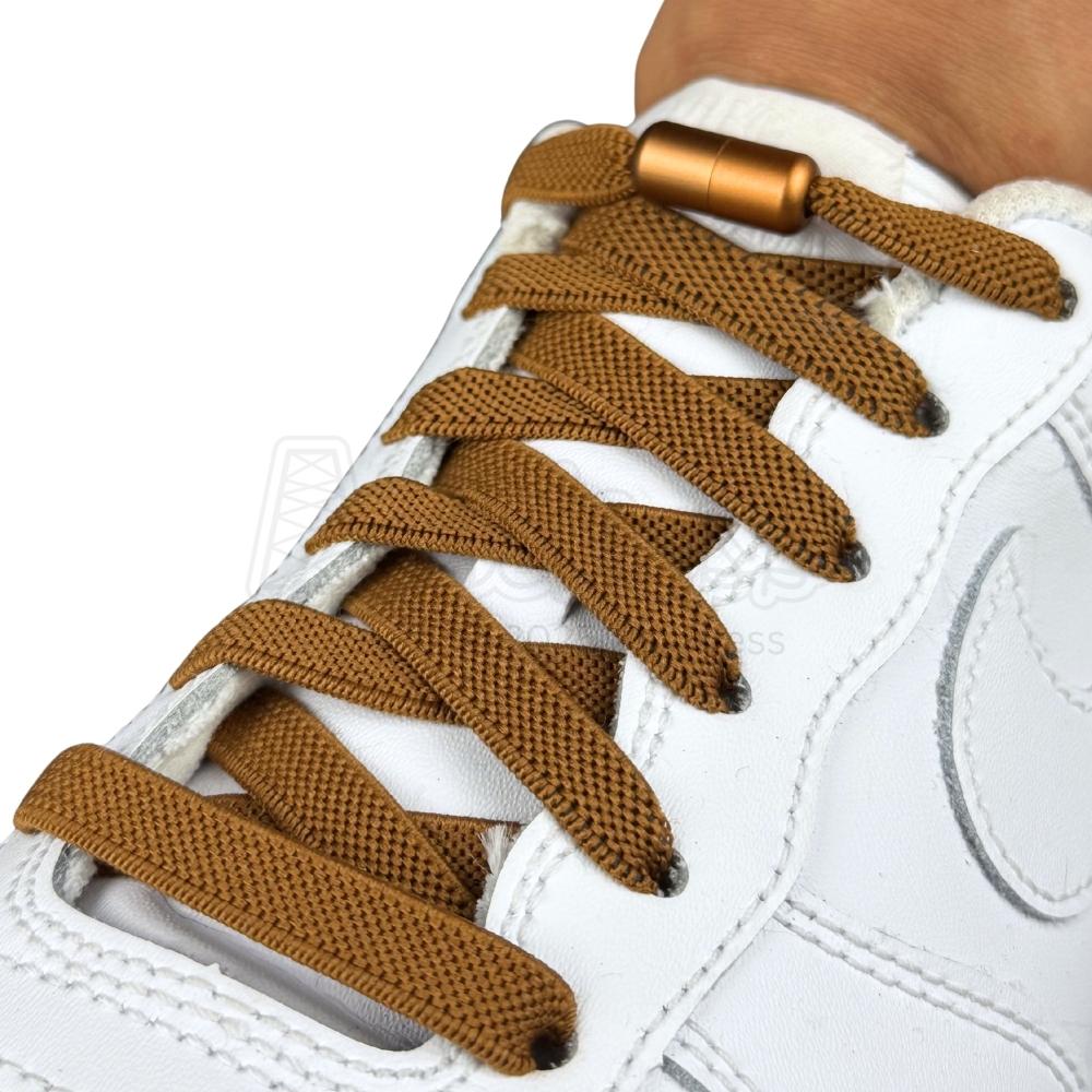 Elastische veters zonder strikken plat 9mm metalen draai capsule bruin geregen in witte Nike Air Force 1
