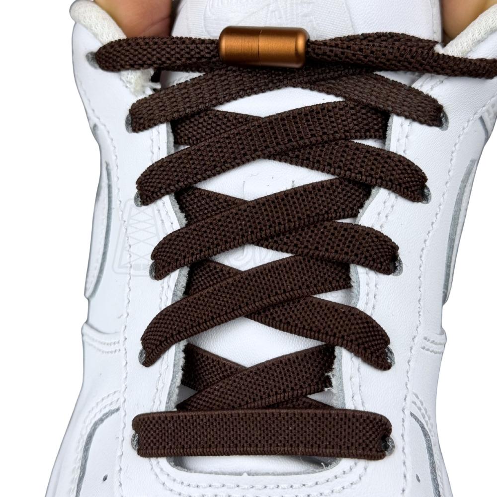 Elastische veters zonder strikken plat 9mm metalen draai capsule donkerbruin met stretch uitgerekt