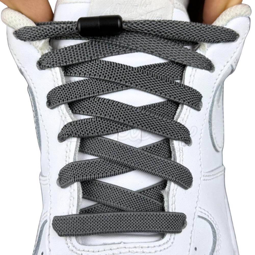 Elastische veters zonder strikken plat 9mm metalen draai capsule donkergrijs met stretch uitgerekt