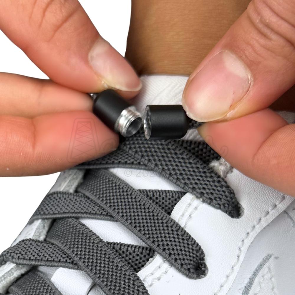 Elastische veters zonder strikken plat 9mm metalen draai capsule donkergrijs detailfoto van hoe de sluiting werkt