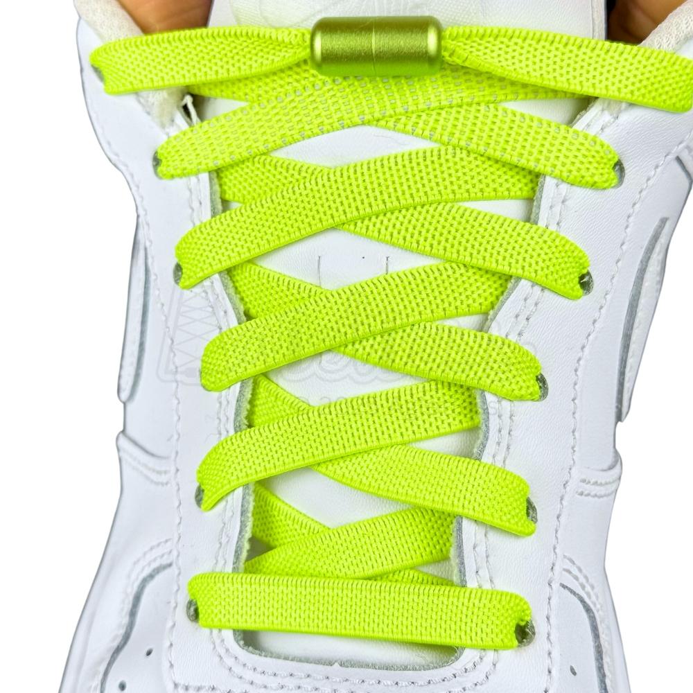 Elastische veters zonder strikken plat 9mm metalen draai capsule fluorescerend groen met stretch uitgerekt