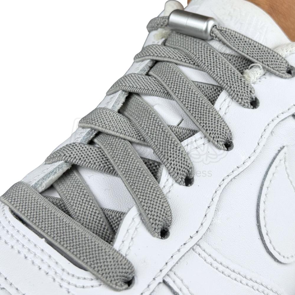 Elastische veters zonder strikken plat 9mm metalen draai capsule grijs geregen in witte Nike Air Force 1