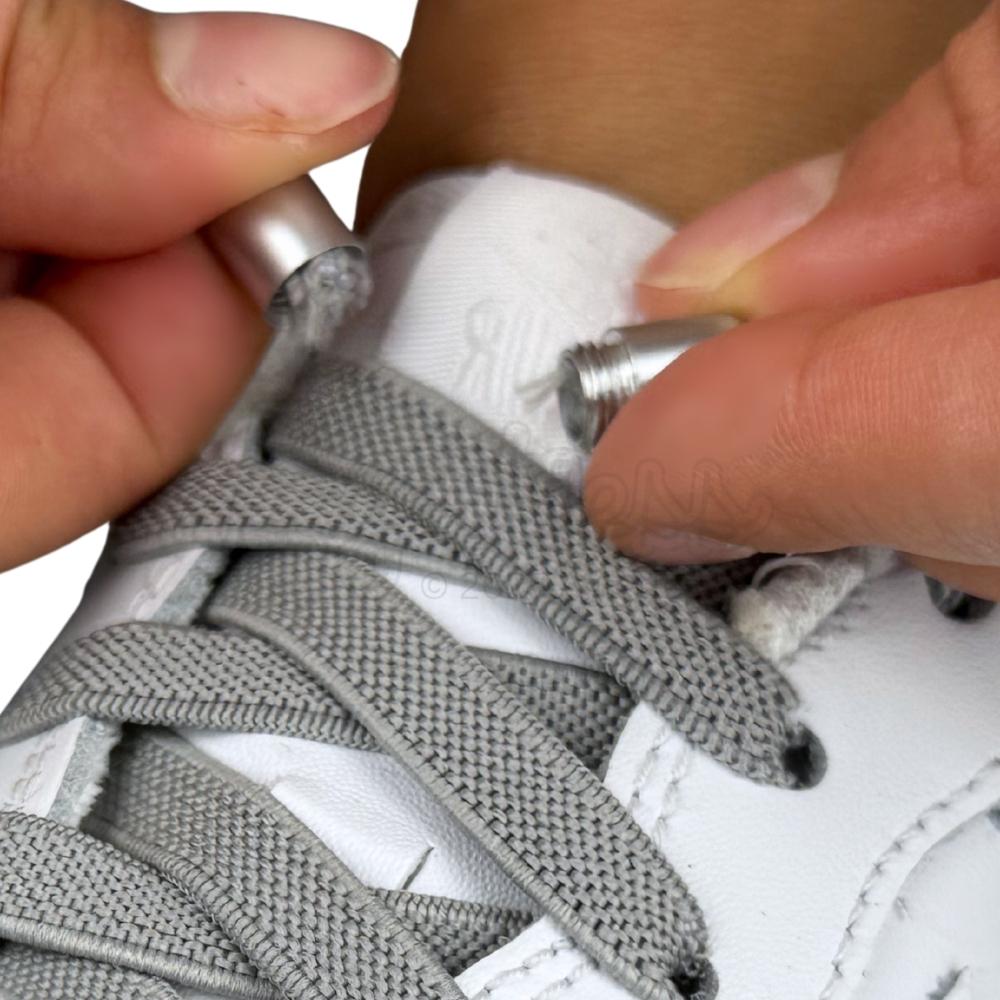 Elastische veters zonder strikken plat 9mm metalen draai capsule grijs detailfoto van hoe de sluiting werkt