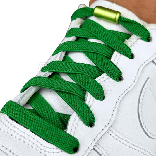 Elastische veters zonder strikken plat 9mm metalen draai capsule groen geregen in witte Nike Air Force 1