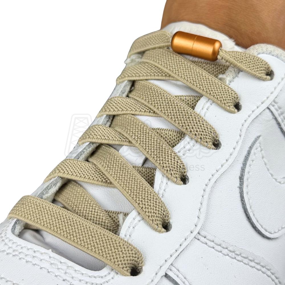 Elastische veters zonder strikken plat 9mm metalen draai capsule khaki geregen in witte Nike Air Force 1