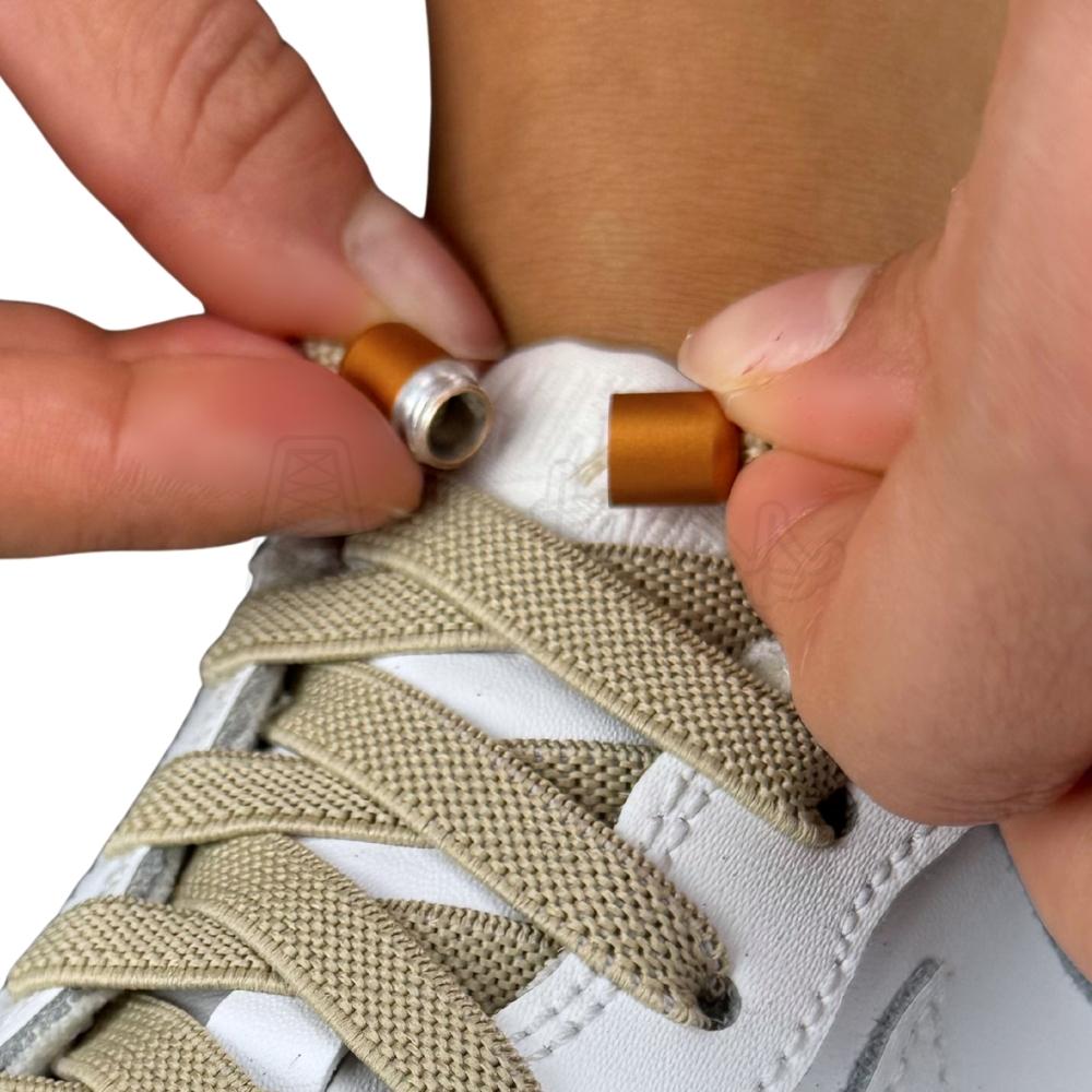 Elastische veters zonder strikken plat 9mm metalen draai capsule khaki detailfoto van hoe de sluiting werkt