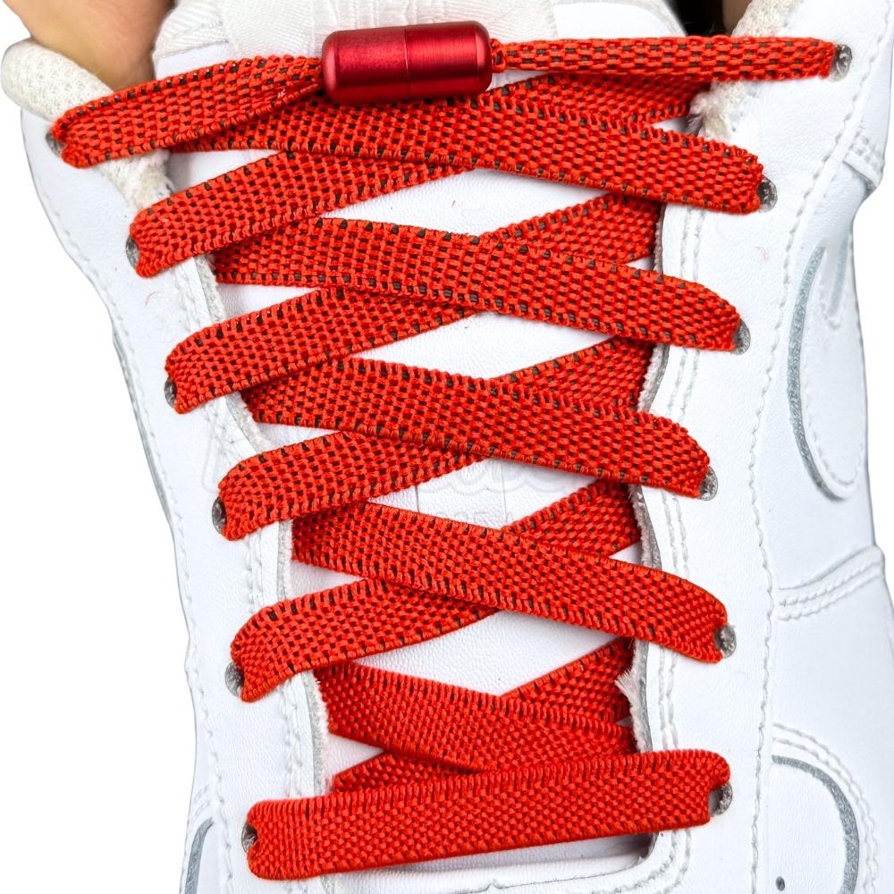 Elastische veters zonder strikken plat 9mm metalen draai capsule rood met stretch uitgerekt