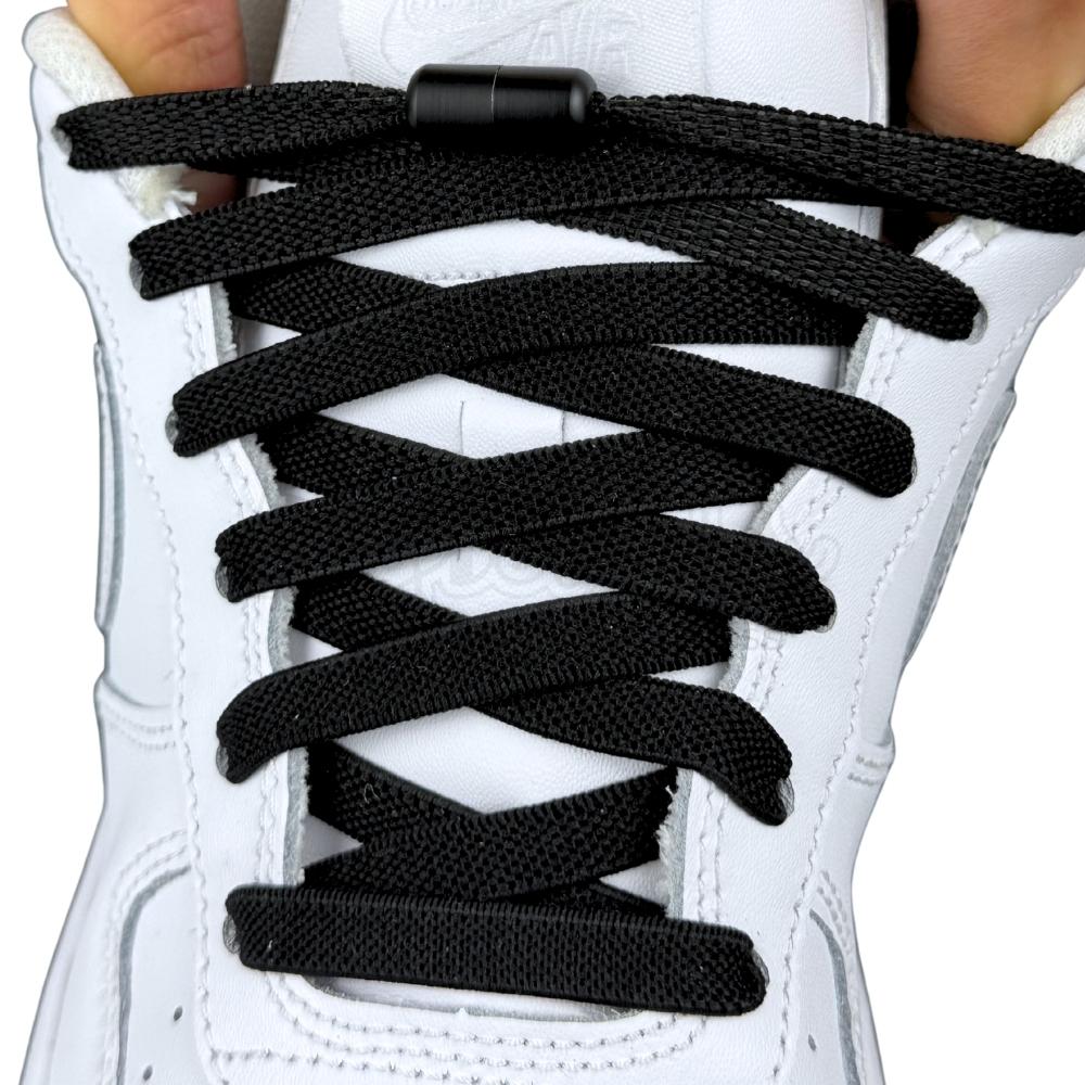 Elastische veters zonder strikken plat 9mm metalen draai capsule zwart met stretch uitgerekt