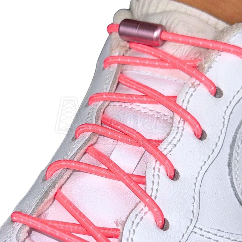 Elastische veters zonder strikken reflecterend 3mm capsule sluiting fluorescerend roze geregen in witte Nike Air Force 1