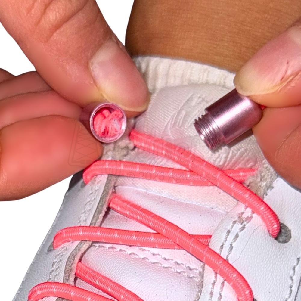 Elastische veters zonder strikken reflecterend 3mm capsule sluiting fluorescerend roze detailfoto van hoe de sluiting werkt